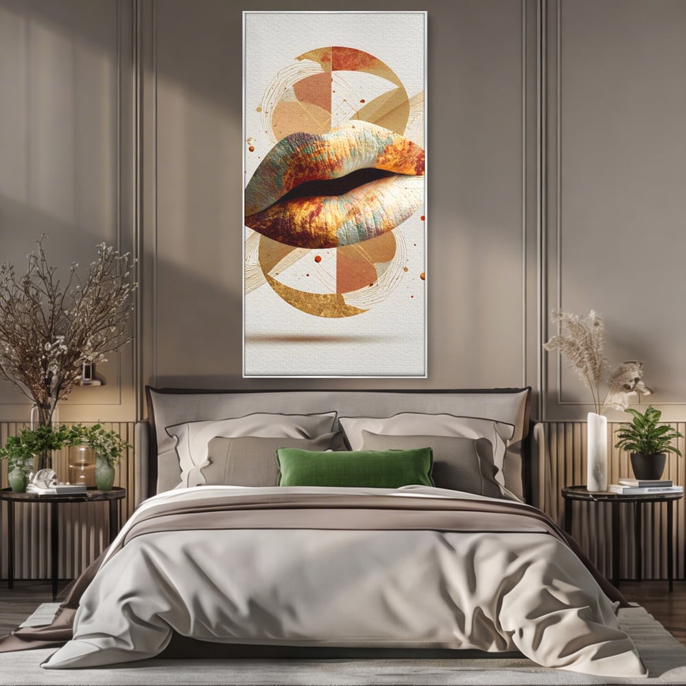 Tablou canvas cu tablou canvas cu buze aurii si forme geometrice, in rama de aluminiu argintiu, pe perete intr-un dormitor